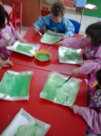 crianças a pintar embalagens para folhas.jpg